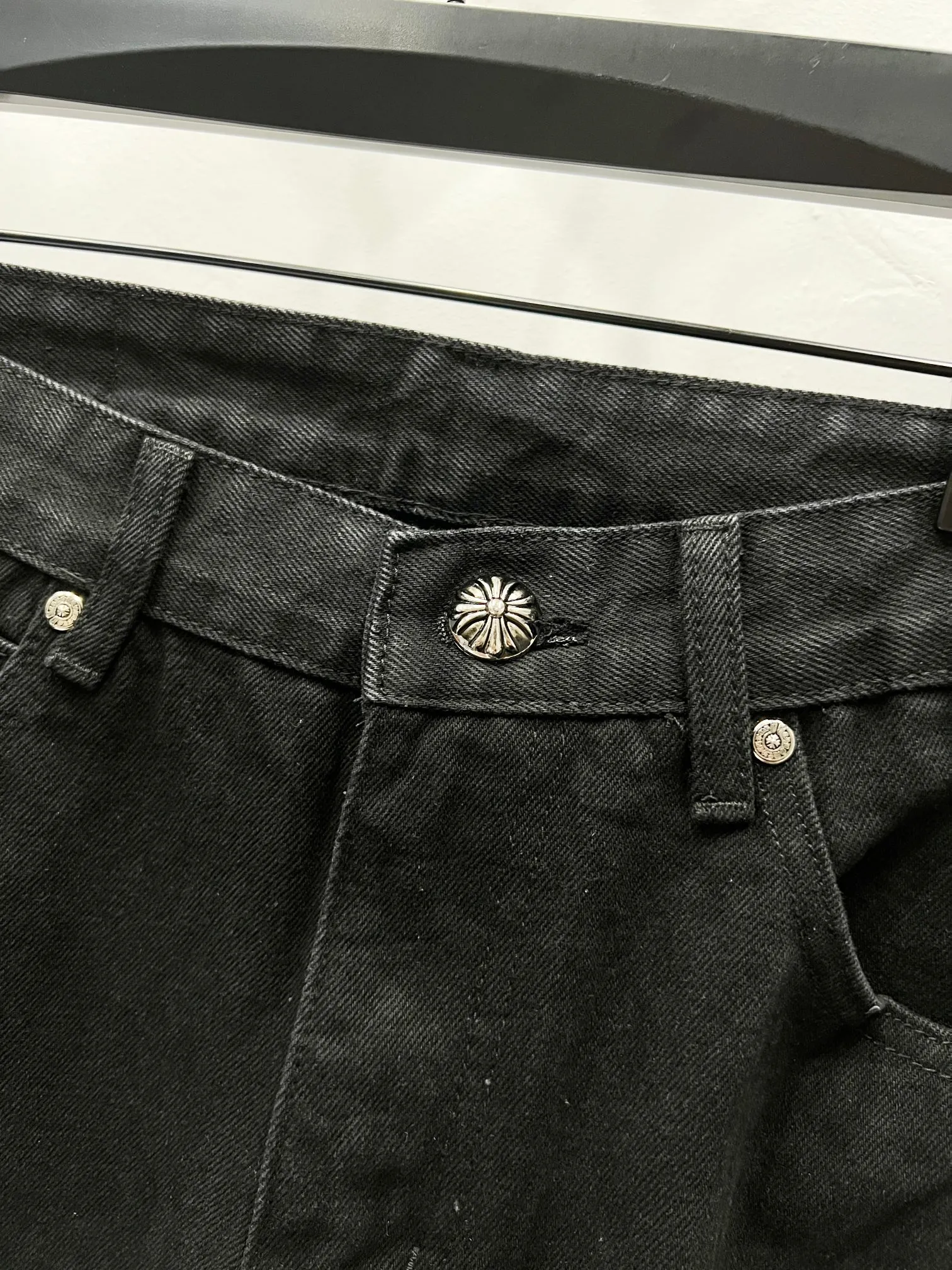 P260 Style number: (K660) Style number: (K550) Chrome Hearts & Chrome Hearts CH city limited series Sanskrit cross patch patchwork leather jeans require finished products to be washed and then disassembled and hand-stitched with sheepskin cross leather and then spliced ​​together to complete the process. The whole process is too complicated to explain. The texture can be seen in the hand, and it looks good. The styles with different washed textures are very friendly to people with thin legs and thick legs. The straight version is very flattering to the leg shape. The moderate length is timeless and can be matched easily and casually. It is the basic styling foundation for various styles and is a must-have in the wardrobe! The fabric is stiff but also makes the upper body soft without losing texture. The washing process is even more perfect. It is a must-have item for everyone! ! ! Washed wheat, hang tag, pants label, three labels are complete, the upper body effect is particularly stiff and stylish, super stylish, same style for men and women - Color: orange and orange Size: 28 30 32 34